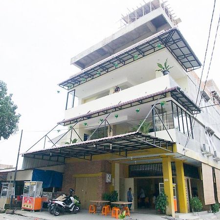 Hotel RedDoorz @ RS Adam Malik Medan Exterior foto