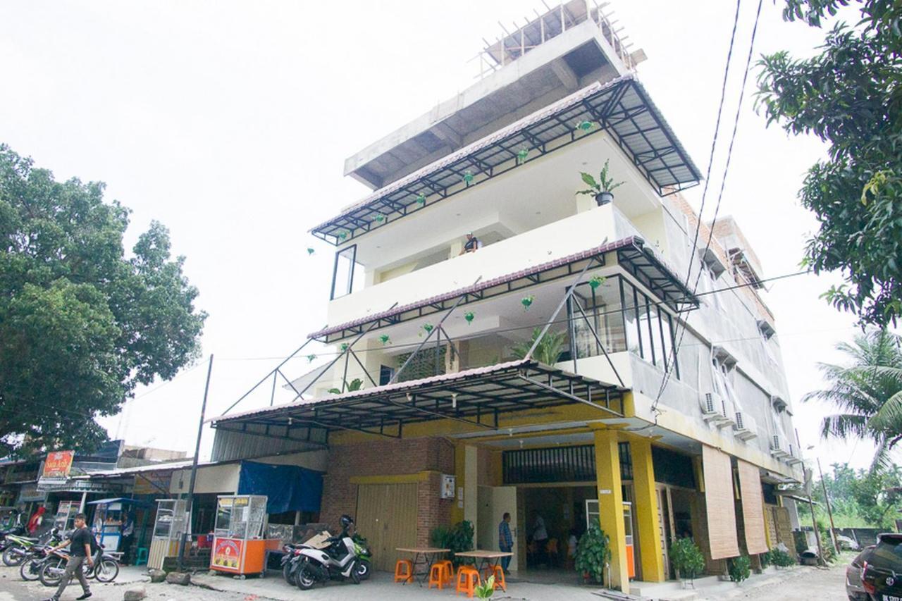 Hotel RedDoorz @ RS Adam Malik Medan Exterior foto