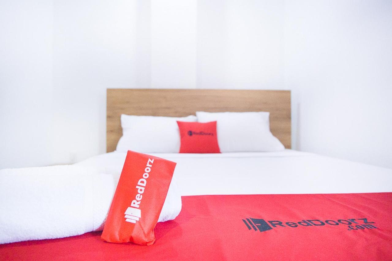 Hotel RedDoorz @ RS Adam Malik Medan Exterior foto